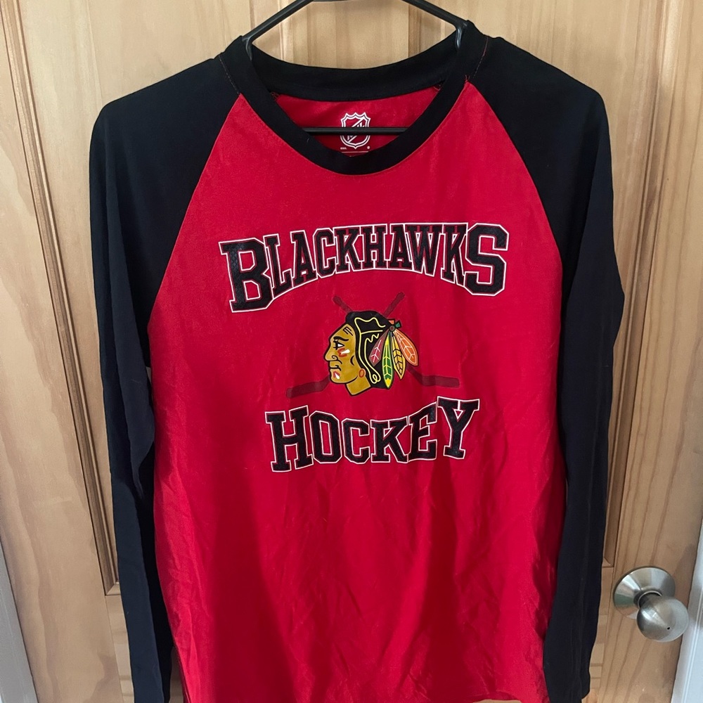 Boys Size XL (18-20) NHL Chicago Blackhawks Hockey Long Sleeve T-Shirt
